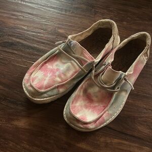 Size 5 tie-dye hey dudes